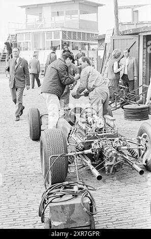 Racing Cars, 22.05.1964, Whizgle Dutch News: Historical Images Tailored for the Future. Erkunden Sie die Vergangenheit der Niederlande mit modernen Perspektiven durch Bilder von niederländischen Agenturen. Verbinden der Ereignisse von gestern mit den Erkenntnissen von morgen. Begeben Sie sich auf eine zeitlose Reise mit Geschichten, die unsere Zukunft prägen. Stockfoto