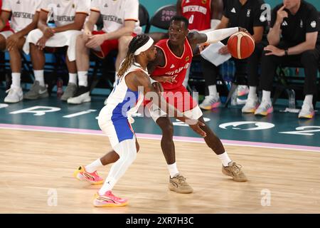 Paris, Frankreich. August 2024. Julien Mattia/Le Pictorium - Basketball 5x5 - Halbfinale - Frankreich-Deutschland - Paris 2024 - 09/08/2024 - Frankreich/seine Saint Denis/Paris - Mathias Lessort (FRA) und Dennis Schroder (DE) während des Halbfinales der Olympischen Spiele zwischen Frankreich und Deutschland am 8. August 2024 in der Arena Bercy. Quelle: LE PICTORIUM/Alamy Live News Stockfoto