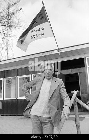 Gé Peters im Spaarnwoude Cycling Circuit Club Building, Cycling, 25-04-1978, Whizgle Dutch News: Historical Images Tailored for the Future. Erkunden Sie die Vergangenheit der Niederlande mit modernen Perspektiven durch Bilder von niederländischen Agenturen. Verbinden der Ereignisse von gestern mit den Erkenntnissen von morgen. Begeben Sie sich auf eine zeitlose Reise mit Geschichten, die unsere Zukunft prägen. Stockfoto