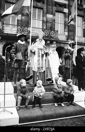 Ankunft von Sinterklaas in Amsterdam, Amsterdam, Dam, Niederlande, Whizgle Dutch News: Historische Bilder für die Zukunft. Erkunden Sie die Vergangenheit der Niederlande mit modernen Perspektiven durch Bilder von niederländischen Agenturen. Verbinden der Ereignisse von gestern mit den Erkenntnissen von morgen. Begeben Sie sich auf eine zeitlose Reise mit Geschichten, die unsere Zukunft prägen. Stockfoto
