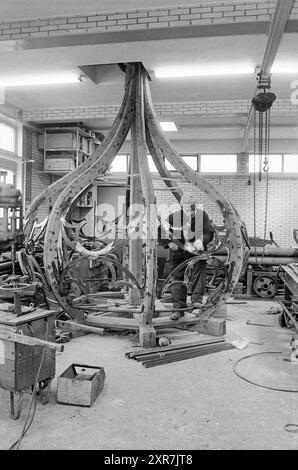 Krone des Bakenesser-Turms in einer Halle vor der Restaurierung, 02-04-1971, Whizgle Dutch News: Historische Bilder zugeschnitten auf die Zukunft. Erkunden Sie die Vergangenheit der Niederlande mit modernen Perspektiven durch Bilder von niederländischen Agenturen. Verbinden der Ereignisse von gestern mit den Erkenntnissen von morgen. Begeben Sie sich auf eine zeitlose Reise mit Geschichten, die unsere Zukunft prägen. Stockfoto