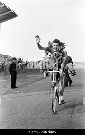 Sieger Gerard Wesseling (HSC de Bataaf) Amateurstraßenrennen auf der Strecke Zandvoort, 04-06-1961, Whizgle Dutch News: Historische Bilder für die Zukunft. Erkunden Sie die Vergangenheit der Niederlande mit modernen Perspektiven durch Bilder von niederländischen Agenturen. Verbinden der Ereignisse von gestern mit den Erkenntnissen von morgen. Begeben Sie sich auf eine zeitlose Reise mit Geschichten, die unsere Zukunft prägen. Stockfoto