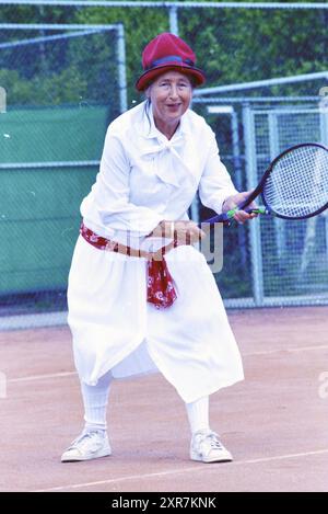 Ladies Day, Tennis, Santpoort, Santpoort, 19.06.1996, Whizgle Dutch News: historische Bilder für die Zukunft. Erkunden Sie die Vergangenheit der Niederlande mit modernen Perspektiven durch Bilder von niederländischen Agenturen. Verbinden der Ereignisse von gestern mit den Erkenntnissen von morgen. Begeben Sie sich auf eine zeitlose Reise mit Geschichten, die unsere Zukunft prägen. Stockfoto