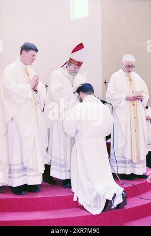 Ordination von vier Diakonen, Heiloo, 24. 03. 1999, Whizgle Dutch News: Historische Bilder zugeschnitten auf die Zukunft. Erkunden Sie die Vergangenheit der Niederlande mit modernen Perspektiven durch Bilder von niederländischen Agenturen. Verbinden der Ereignisse von gestern mit den Erkenntnissen von morgen. Begeben Sie sich auf eine zeitlose Reise mit Geschichten, die unsere Zukunft prägen. Stockfoto