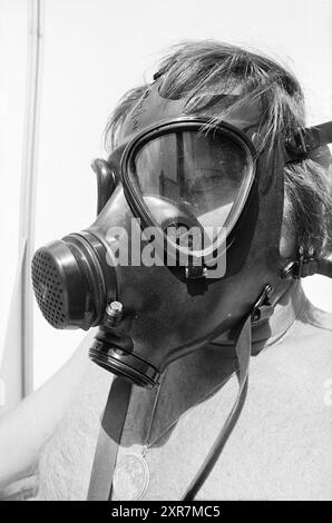 Mr. De Jong mit Gasmaske, Personen, 12-07-1973, Whizgle Dutch News: Historische Bilder zugeschnitten auf die Zukunft. Erkunden Sie die Vergangenheit der Niederlande mit modernen Perspektiven durch Bilder von niederländischen Agenturen. Verbinden der Ereignisse von gestern mit den Erkenntnissen von morgen. Begeben Sie sich auf eine zeitlose Reise mit Geschichten, die unsere Zukunft prägen. Stockfoto