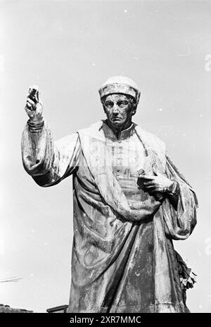 Statue von Laurens Jansz. Coster, Haarlem, Grote Markt, Niederlande, 13-07-1970, Whizgle Dutch News: historische Bilder für die Zukunft. Erkunden Sie die Vergangenheit der Niederlande mit modernen Perspektiven durch Bilder von niederländischen Agenturen. Verbinden der Ereignisse von gestern mit den Erkenntnissen von morgen. Begeben Sie sich auf eine zeitlose Reise mit Geschichten, die unsere Zukunft prägen. Stockfoto