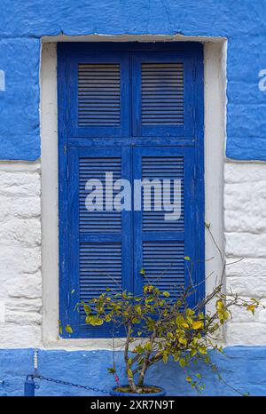 Weißes und blaues Fenster eines historischen Hauses in der Medina des historischen Zentrums von Asilah in Marokko Stockfoto