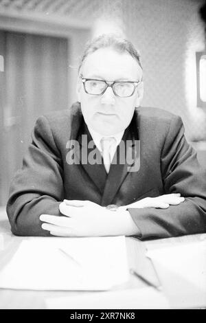 Beverwijk council Chefs, Beverwijk Municipal council, 27-01-1972, Whizgle Dutch News: Historische Bilder zugeschnitten auf die Zukunft. Erkunden Sie die Vergangenheit der Niederlande mit modernen Perspektiven durch Bilder von niederländischen Agenturen. Verbinden der Ereignisse von gestern mit den Erkenntnissen von morgen. Begeben Sie sich auf eine zeitlose Reise mit Geschichten, die unsere Zukunft prägen. Stockfoto