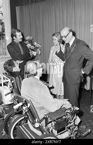 Installation von Bürgermeister Machielsen Zandvoort, Bürgermeister, 05-10-1977, Whizgle Dutch News: Historische Bilder zugeschnitten auf die Zukunft. Erkunden Sie die Vergangenheit der Niederlande mit modernen Perspektiven durch Bilder von niederländischen Agenturen. Verbinden der Ereignisse von gestern mit den Erkenntnissen von morgen. Begeben Sie sich auf eine zeitlose Reise mit Geschichten, die unsere Zukunft prägen. Stockfoto