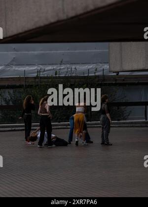 Gruppe von Tänzern, die eine Choreographie in einer städtischen Umgebung üben Stockfoto