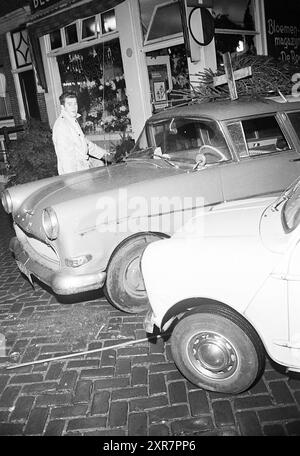 Kollision zweier Personenkraftwagen in der Innenstadt. Tin Damage, Amsterdam, Niederlande, 00-12-1964, Whizgle Dutch News: Historical Images Tailored for the Future. Erkunden Sie die Vergangenheit der Niederlande mit modernen Perspektiven durch Bilder von niederländischen Agenturen. Verbinden der Ereignisse von gestern mit den Erkenntnissen von morgen. Begeben Sie sich auf eine zeitlose Reise mit Geschichten, die unsere Zukunft prägen. Stockfoto