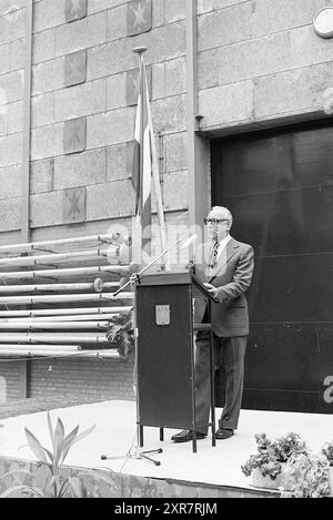 Abschied Bürgermeister Nawijn Juwel. Zandvoort, Bürgermeister, 30-06-1977, Whizgle Dutch News: Historische Bilder zugeschnitten auf die Zukunft. Erkunden Sie die Vergangenheit der Niederlande mit modernen Perspektiven durch Bilder von niederländischen Agenturen. Verbinden der Ereignisse von gestern mit den Erkenntnissen von morgen. Begeben Sie sich auf eine zeitlose Reise mit Geschichten, die unsere Zukunft prägen. Stockfoto