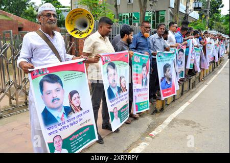 Am 17. April 2012 wurde der Vorsitzende der Bangladesch Nationalist Party (BNP), der Organisationssekretär ELIAS ALI, angeblich aus seiner Wohnung abgeholt. 12 Jahre sind vergangen, und noch immer gibt es keine Spur vom BNP-Führer. Ein Jahrzehnt nachdem ELIAS ALI verschwunden war, schließen seine Familie und seine Unterstützer nun ein menschliches Band, um ihn zu seiner Familie in den Räumlichkeiten von Sylhet Shahid Minar zurückzubringen, nachdem der ehemalige Premierminister Scheich Hasina zurückgetreten und aus dem Land geflohen war. Sylhet, Bangladesch Stockfoto