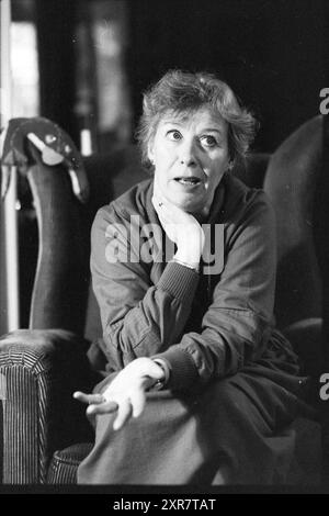 Porträt Elisabeth Andersen Schauspielerin, Portraits, 01-12-1981, Whizgle Dutch News: Historische Bilder zugeschnitten auf die Zukunft. Erkunden Sie die Vergangenheit der Niederlande mit modernen Perspektiven durch Bilder von niederländischen Agenturen. Verbinden der Ereignisse von gestern mit den Erkenntnissen von morgen. Begeben Sie sich auf eine zeitlose Reise mit Geschichten, die unsere Zukunft prägen. Stockfoto