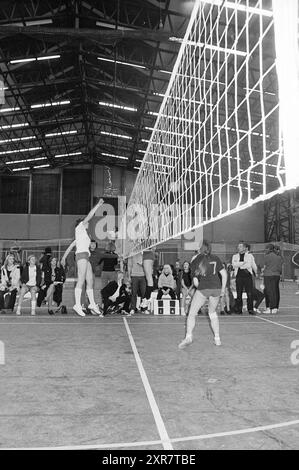 Volley-Ball, Whizgle Dutch News: Historische Bilder für die Zukunft. Erkunden Sie die Vergangenheit der Niederlande mit modernen Perspektiven durch Bilder von niederländischen Agenturen. Verbinden der Ereignisse von gestern mit den Erkenntnissen von morgen. Begeben Sie sich auf eine zeitlose Reise mit Geschichten, die unsere Zukunft prägen. Stockfoto
