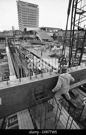 Bericht über den Transport und die Installation schwerer Stahlträger für den Bau., Whizgle Dutch News: Historical Images Tailored for the Future. Erkunden Sie die Vergangenheit der Niederlande mit modernen Perspektiven durch Bilder von niederländischen Agenturen. Verbinden der Ereignisse von gestern mit den Erkenntnissen von morgen. Begeben Sie sich auf eine zeitlose Reise mit Geschichten, die unsere Zukunft prägen. Stockfoto