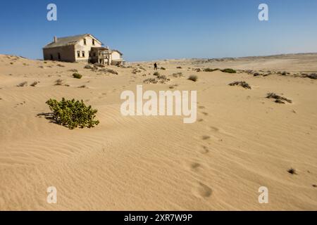 Ein einziger Fußabdruck führt zu einem verlassenen und verlassenen Herrenhaus in der Geisterstadt Kolmannskuppe in der südlichen Namib-Wüste. Stockfoto