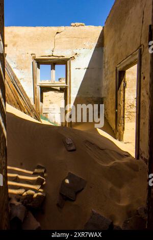 Sand füllte und fiel in einen Raum ohne Dach in der verlassenen Bergbaustadt Kolmannskuppe, teilweise in der südlichen Namib-Wüste begraben Stockfoto
