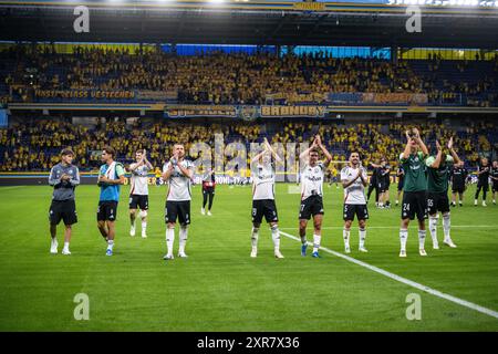 Broendby, Dänemark. August 2024. Die Spieler von Legia Warszawa feiern den Sieg mit den Fans nach dem Qualifikationsspiel der UEFA Conference League zwischen Broendby IF und Legia Warszawa im Broendby Stadion in Broendby. Quelle: Gonzales Photo/Alamy Live News Stockfoto