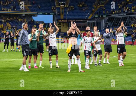 Broendby, Dänemark. August 2024. Die Spieler von Legia Warszawa feiern den Sieg mit den Fans nach dem Qualifikationsspiel der UEFA Conference League zwischen Broendby IF und Legia Warszawa im Broendby Stadion in Broendby. Quelle: Gonzales Photo/Alamy Live News Stockfoto