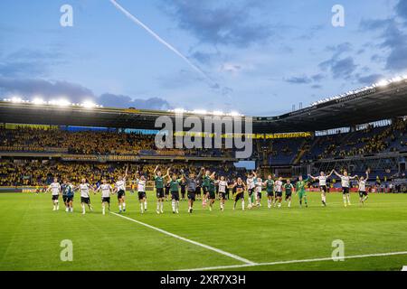 Broendby, Dänemark. August 2024. Die Spieler von Legia Warszawa feiern den Sieg mit den Fans nach dem Qualifikationsspiel der UEFA Conference League zwischen Broendby IF und Legia Warszawa im Broendby Stadion in Broendby. Quelle: Gonzales Photo/Alamy Live News Stockfoto