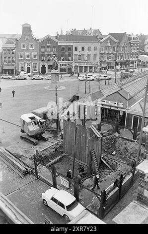 Vorbereitende Arbeiten für die Installation der Statue "der Sonnenkämpfer" von Arthur Spronken, Grote Markt, Haarlem, Grote Markt, Niederlande, 09-04-1970, Whizgle Dutch News: Historical Images Tailored for the Future. Erkunden Sie die Vergangenheit der Niederlande mit modernen Perspektiven durch Bilder von niederländischen Agenturen. Verbinden der Ereignisse von gestern mit den Erkenntnissen von morgen. Begeben Sie sich auf eine zeitlose Reise mit Geschichten, die unsere Zukunft prägen. Stockfoto