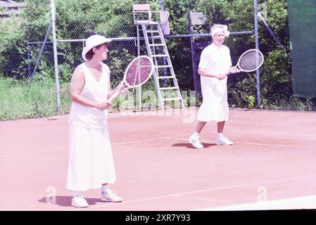 Ladies Day, Tennis, Santpoort, Santpoort, 19.06.1996, Whizgle Dutch News: historische Bilder für die Zukunft. Erkunden Sie die Vergangenheit der Niederlande mit modernen Perspektiven durch Bilder von niederländischen Agenturen. Verbinden der Ereignisse von gestern mit den Erkenntnissen von morgen. Begeben Sie sich auf eine zeitlose Reise mit Geschichten, die unsere Zukunft prägen. Stockfoto