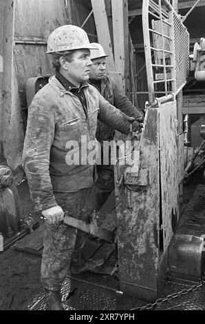 Rep. Oil Drilling Haarlemmermeer, Report, 10-02-1970, Whizgle Dutch News: Historical Images Tailored for the Future. Erkunden Sie die Vergangenheit der Niederlande mit modernen Perspektiven durch Bilder von niederländischen Agenturen. Verbinden der Ereignisse von gestern mit den Erkenntnissen von morgen. Begeben Sie sich auf eine zeitlose Reise mit Geschichten, die unsere Zukunft prägen. Stockfoto
