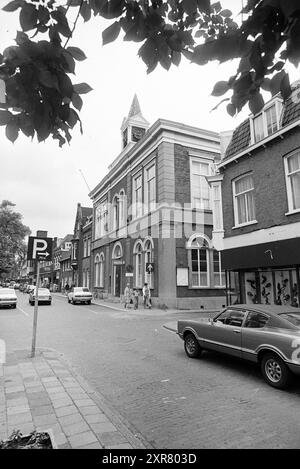 Beverwijk Breestraat Polizeistation, Beverwijk, Breestraat, Niederlande, Whizgle Dutch News: Historische Bilder zugeschnitten auf die Zukunft. Erkunden Sie die Vergangenheit der Niederlande mit modernen Perspektiven durch Bilder von niederländischen Agenturen. Verbinden der Ereignisse von gestern mit den Erkenntnissen von morgen. Begeben Sie sich auf eine zeitlose Reise mit Geschichten, die unsere Zukunft prägen. Stockfoto