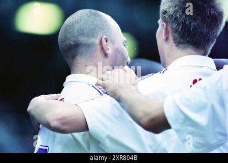 Football, Telstar - Top Oss, 05.04.2001, Whizgle Dutch News: Historical Images Tailored for the Future. Erkunden Sie die Vergangenheit der Niederlande mit modernen Perspektiven durch Bilder von niederländischen Agenturen. Verbinden der Ereignisse von gestern mit den Erkenntnissen von morgen. Begeben Sie sich auf eine zeitlose Reise mit Geschichten, die unsere Zukunft prägen. Stockfoto