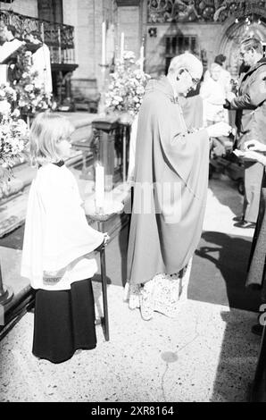 Bischof Bomers und Weihbischof Lescrauwaert, RK Bavo, Haarlem, Weihe, römisch-katholische Kirche, Haarlem, Niederlande, 14-01-1984, Whizgle Dutch News: Historical Images Tailored for the Future. Erkunden Sie die Vergangenheit der Niederlande mit modernen Perspektiven durch Bilder von niederländischen Agenturen. Verbinden der Ereignisse von gestern mit den Erkenntnissen von morgen. Begeben Sie sich auf eine zeitlose Reise mit Geschichten, die unsere Zukunft prägen. Stockfoto