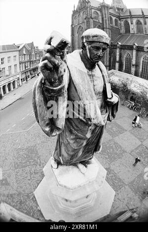 Bericht über die Hand der Laurens Janszoon Coster Statue, Haarlem, Grote Markt, Niederlande, 11-10-1968, Whizgle Dutch News: historische Bilder für die Zukunft. Erkunden Sie die Vergangenheit der Niederlande mit modernen Perspektiven durch Bilder von niederländischen Agenturen. Verbinden der Ereignisse von gestern mit den Erkenntnissen von morgen. Begeben Sie sich auf eine zeitlose Reise mit Geschichten, die unsere Zukunft prägen. Stockfoto