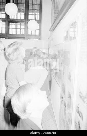 Eröffnungsausstellung Bahnhof Haarlem, Eröffnung, Eröffnungen, Inbetriebnahme, Eisenbahn, 21-06-1974, Whizgle Dutch News: Historical Images Tailored for the Future. Erkunden Sie die Vergangenheit der Niederlande mit modernen Perspektiven durch Bilder von niederländischen Agenturen. Verbinden der Ereignisse von gestern mit den Erkenntnissen von morgen. Begeben Sie sich auf eine zeitlose Reise mit Geschichten, die unsere Zukunft prägen. Stockfoto