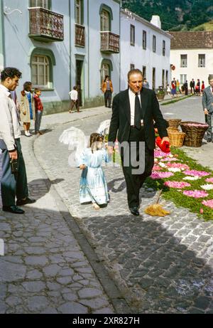 Religiöse Straßenprozession für Pflanzen und Blumen, Procissao de Senhor der Infernos, Furnas, Insel São Miguel, Azoren, Portugal, April 1964 Stockfoto