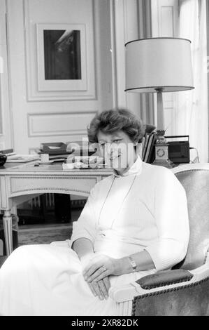 Deputy Mrs. Van Diepen, Provincial Executive, 20-04-1989, Whizgle Dutch News: Historische Bilder für die Zukunft. Erkunden Sie die Vergangenheit der Niederlande mit modernen Perspektiven durch Bilder von niederländischen Agenturen. Verbinden der Ereignisse von gestern mit den Erkenntnissen von morgen. Begeben Sie sich auf eine zeitlose Reise mit Geschichten, die unsere Zukunft prägen. Stockfoto