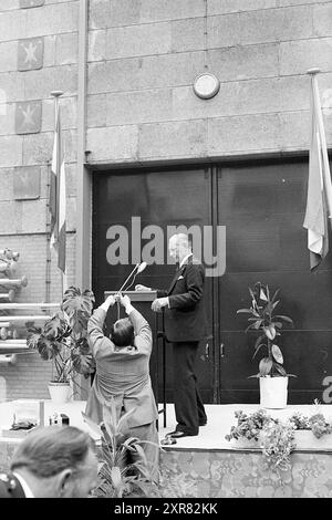 Abschied Bürgermeister Nawijn Juwel. Zandvoort, Bürgermeister, 30-06-1977, Whizgle Dutch News: Historische Bilder zugeschnitten auf die Zukunft. Erkunden Sie die Vergangenheit der Niederlande mit modernen Perspektiven durch Bilder von niederländischen Agenturen. Verbinden der Ereignisse von gestern mit den Erkenntnissen von morgen. Begeben Sie sich auf eine zeitlose Reise mit Geschichten, die unsere Zukunft prägen. Stockfoto