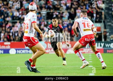 St Helens, Merseyside, Großbritannien. August 2024. Super League Rugby: St Helens gegen Salford Red Devils im Totally Wicked Stadium. Jayden Nikorima lässt den Ball in die St. Helens-Verteidigung. James Giblin/Alamy Live News. Stockfoto