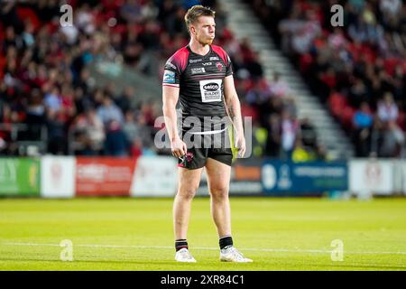 St Helens, Merseyside, Großbritannien. August 2024. Super League Rugby: St Helens gegen Salford Red Devils im Totally Wicked Stadium. Loghan Lewid während einer Pause im Spieler. James Giblin/Alamy Live News. Stockfoto