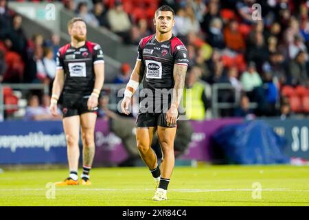 St Helens, Merseyside, Großbritannien. August 2024. Super League Rugby: St Helens gegen Salford Red Devils im Totally Wicked Stadium. Jayden Nikorima während einer Pause im Spieler. James Giblin/Alamy Live News. Stockfoto