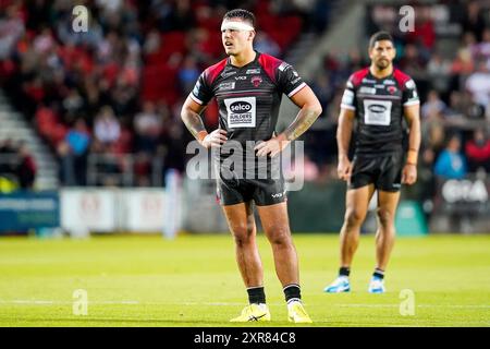 St Helens, Merseyside, Großbritannien. August 2024. Super League Rugby: St Helens gegen Salford Red Devils im Totally Wicked Stadium. Oliver Partington während einer Pause im Spieler. James Giblin/Alamy Live News. Stockfoto