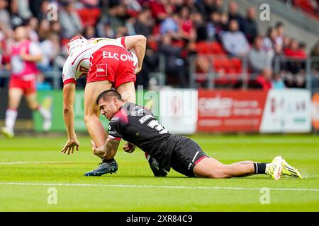 St Helens, Merseyside, Großbritannien. August 2024. Super League Rugby: St Helens gegen Salford Red Devils im Totally Wicked Stadium. Jayden Nikorima macht Harry Robertson zum Angriff. James Giblin/Alamy Live News. Stockfoto