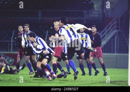 Fußballspiel Haarlem, 10.10.2001, Whizgle Dutch News: Historische Bilder für die Zukunft. Erkunden Sie die Vergangenheit der Niederlande mit modernen Perspektiven durch Bilder von niederländischen Agenturen. Verbinden der Ereignisse von gestern mit den Erkenntnissen von morgen. Begeben Sie sich auf eine zeitlose Reise mit Geschichten, die unsere Zukunft prägen. Stockfoto