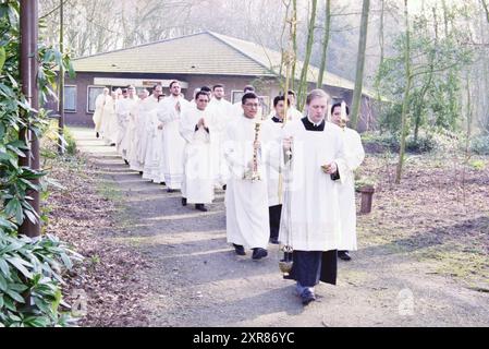 Ordination von vier Diakonen, Heiloo, 24. 03. 1999, Whizgle Dutch News: Historische Bilder zugeschnitten auf die Zukunft. Erkunden Sie die Vergangenheit der Niederlande mit modernen Perspektiven durch Bilder von niederländischen Agenturen. Verbinden der Ereignisse von gestern mit den Erkenntnissen von morgen. Begeben Sie sich auf eine zeitlose Reise mit Geschichten, die unsere Zukunft prägen. Stockfoto