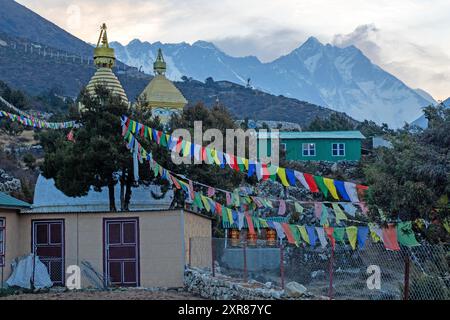 Der Mount Everest erhebt sich über Stupas im oberen Pangboche Stockfoto