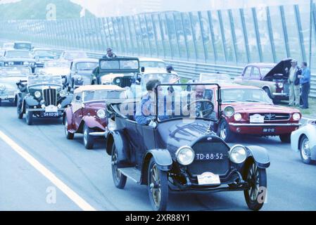 Oldtimer Record Versuch, Zandvoort, Zandvoort, 10.05.2002, Whizgle Dutch News: Historical Images Tailored for the Future. Erkunden Sie die Vergangenheit der Niederlande mit modernen Perspektiven durch Bilder von niederländischen Agenturen. Verbinden der Ereignisse von gestern mit den Erkenntnissen von morgen. Begeben Sie sich auf eine zeitlose Reise mit Geschichten, die unsere Zukunft prägen. Stockfoto