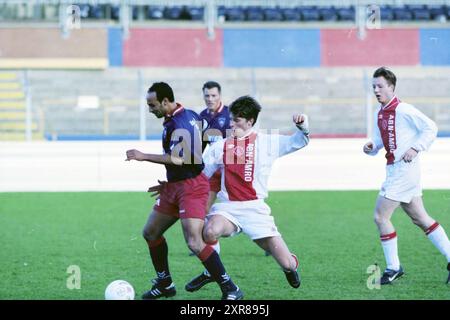 Fußballspiel Haarlem - Ajax, Haarlem, Jan Gijzenkade, Niederlande, 01-12-1999, Whizgle Dutch News: historische Bilder für die Zukunft. Erkunden Sie die Vergangenheit der Niederlande mit modernen Perspektiven durch Bilder von niederländischen Agenturen. Verbinden der Ereignisse von gestern mit den Erkenntnissen von morgen. Begeben Sie sich auf eine zeitlose Reise mit Geschichten, die unsere Zukunft prägen. Stockfoto