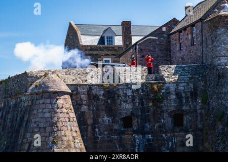 Tägliches Feuern des traditionellen Kanons auf Schloss Cornet, St. Peter Port in Guernsey, das jeden Mittag stattfindet Stockfoto