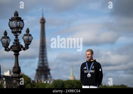 KLEMET Oliver (Deutschland) jubelt bei der Siegerehrung auf dem Podium ueber Platz 2 und die Silber Medaille, dahinter der Eiffelturm, FRA, Olympische Spiele Paris 2024, Schwimmen Herren, 10 km Freiwasser, 09.08.2024 Foto: Eibner-Pressefoto/Michael Memmler Stockfoto