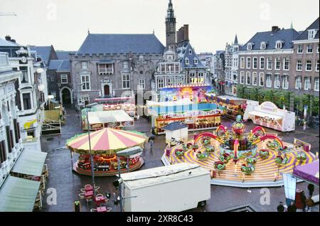 Übersicht fair, Gr. Market, Haarlem, Grote Markt, Niederlande, 26-04-1998, Whizgle Dutch News: historische Bilder für die Zukunft. Erkunden Sie die Vergangenheit der Niederlande mit modernen Perspektiven durch Bilder von niederländischen Agenturen. Verbinden der Ereignisse von gestern mit den Erkenntnissen von morgen. Begeben Sie sich auf eine zeitlose Reise mit Geschichten, die unsere Zukunft prägen. Stockfoto