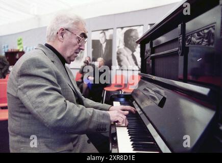 CCT Pianist Mark Tijmanor, 21.-01-2001, Whizgle Dutch News: Historische Bilder zugeschnitten für die Zukunft. Erkunden Sie die Vergangenheit der Niederlande mit modernen Perspektiven durch Bilder von niederländischen Agenturen. Verbinden der Ereignisse von gestern mit den Erkenntnissen von morgen. Begeben Sie sich auf eine zeitlose Reise mit Geschichten, die unsere Zukunft prägen. Stockfoto